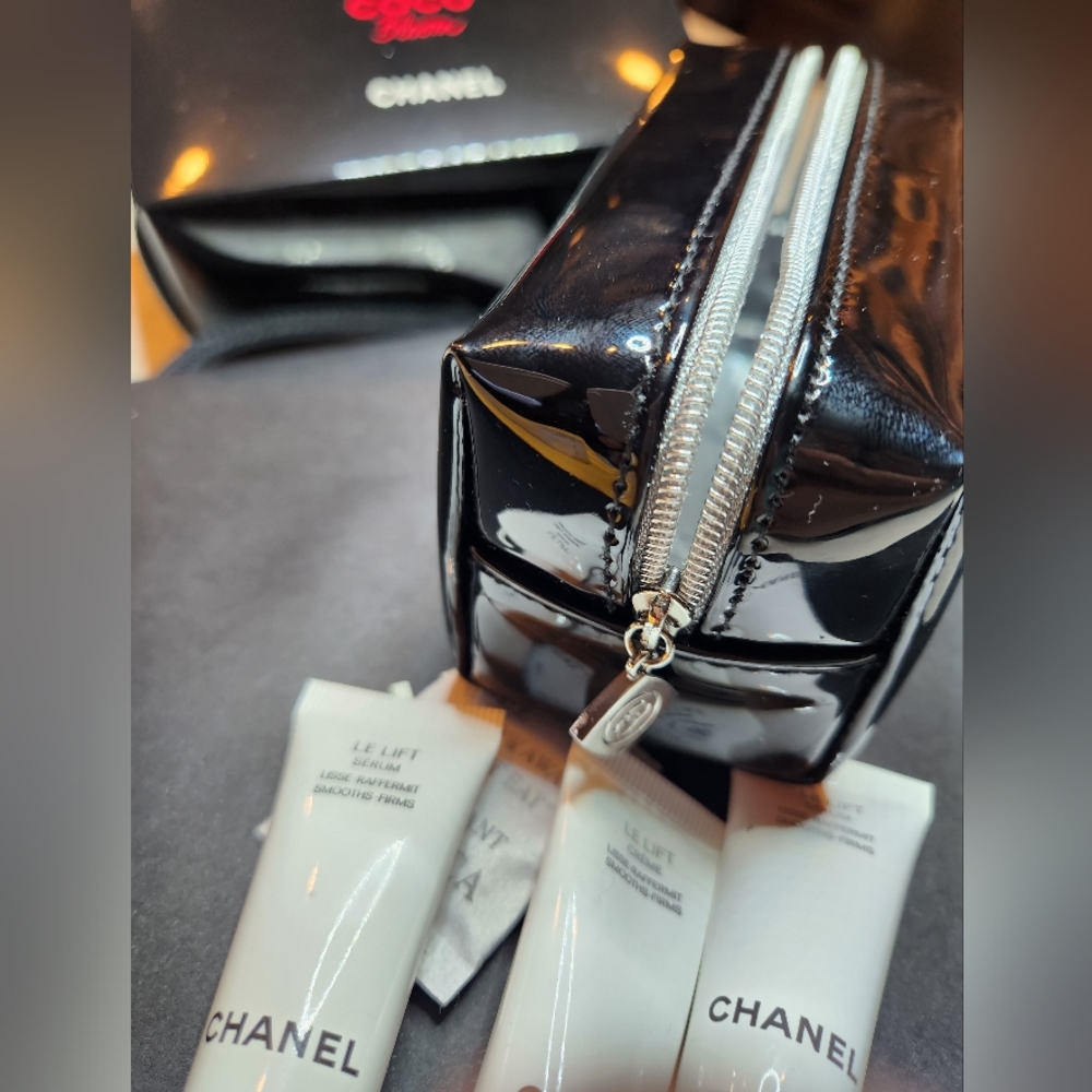CHANEL Rouge Coco Bloom Case - Picture 5 of 6